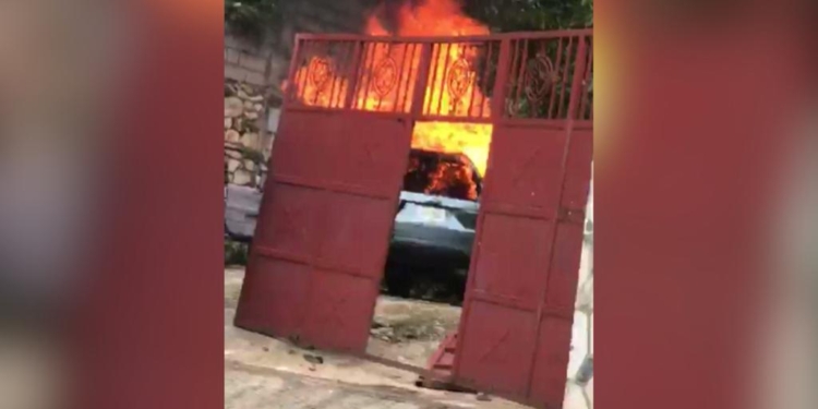 Yon gwoup manifestan sakaje kay André Michel jodi mèkredi a