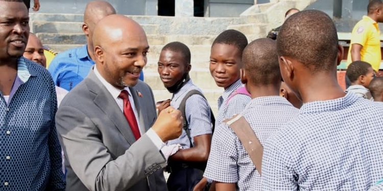 Editoryal: lekòl paka tann Nesmy Manigat, kèskonfe?