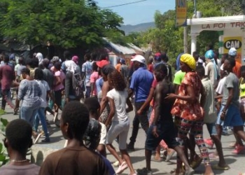 Gonaïves: des centaines de manifestants exigent le départ “sans condition” d’Ariel Henry