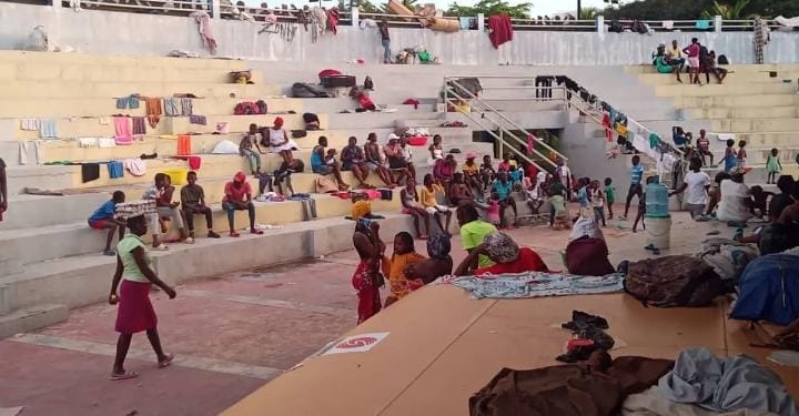 Akoz gè gang nan Site Solèy, plizyè milye moun al refijye sou plas Hugo Chavez la