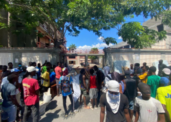 Gonaïves: des scènes de pillage et d’incendie dans un complexe appartenant au ministre de La Défense