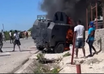 Plizyè endividi ak zam boule yon machin blende nan kanaran