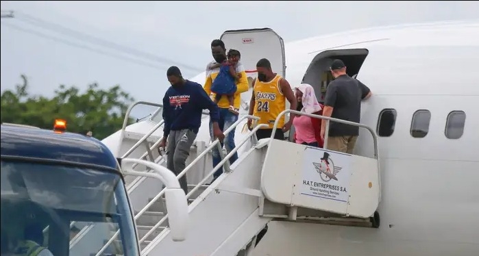 Responsab “Haitian neighborhood center Sant la” kritike Etazini pou pwosesis depòtasyon yo ki relouvri