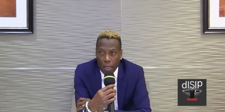 Atis «Gazzman Couleur» vin ak prèv pou montre ti gason 17 lane a pa pitit li