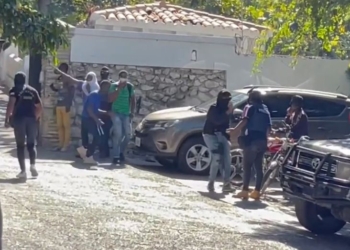 Plizyè polisye ak sivil atake Rezidans premye minis defakto Ariel Henry