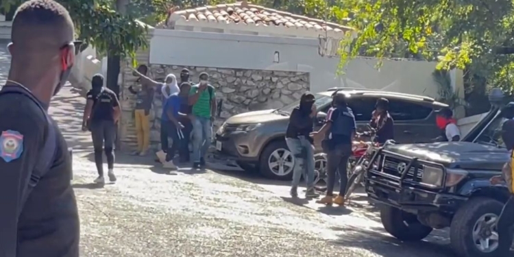 Plizyè polisye ak sivil atake Rezidans premye minis defakto Ariel Henry