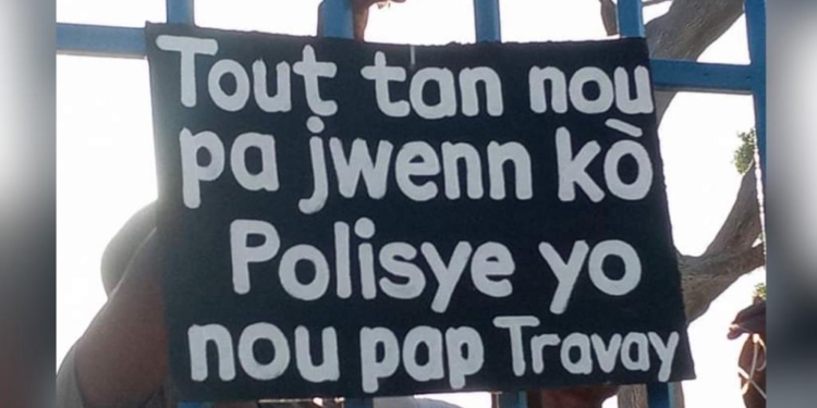 Plizyè polisye fè grèv nan depatman Latibonit aprè masak Lyankou an