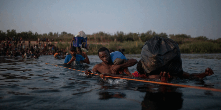 Si meriken yo kenbe yon moun k ap eseye travèse fontyè Etazini-Meksik la, y ap depòte li lapoula