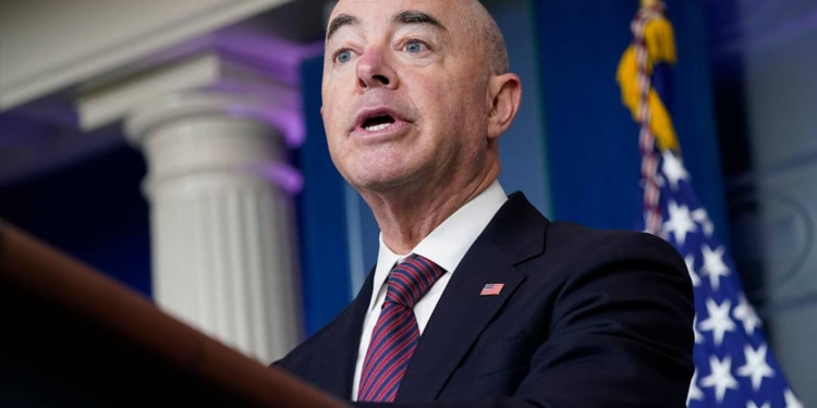 Direktè sekirite enteryè Etazini an kontinye apiye program imanitè Biden lan