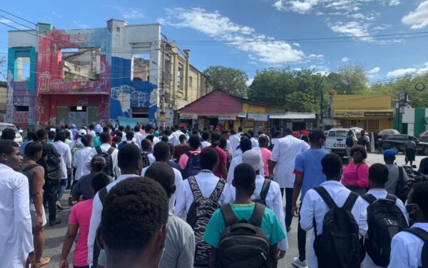 Medsen rezidan lopital jeneral yo kontinye pran lari pou mande pi bon kondisyon travay