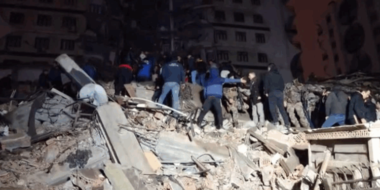Un séisme de magnitude 7,8 fait des dizaines de morts en Syrie et en Turquie