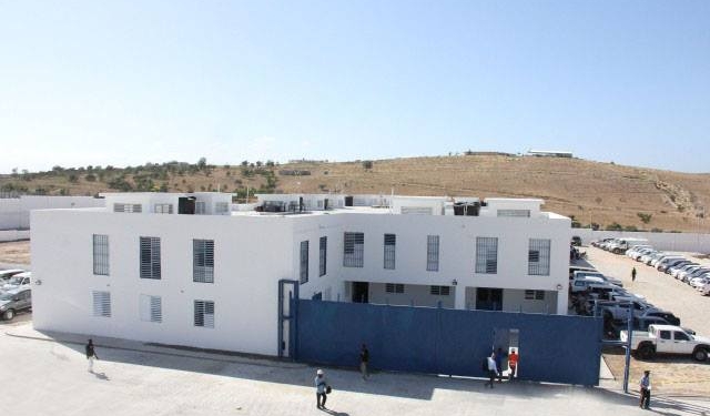 Yon polisye sòti blese nan yon atak nèg ak zam fè sou prizon sivil Kabarè a