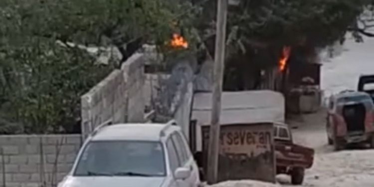 Nèg ak zam mete dife nan sou komisarya Meyòt la