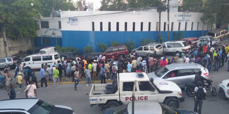 Popilasyon nan zòn Kanapevè mete dife sou 14 jèn gason ki te gen zam nan men yo