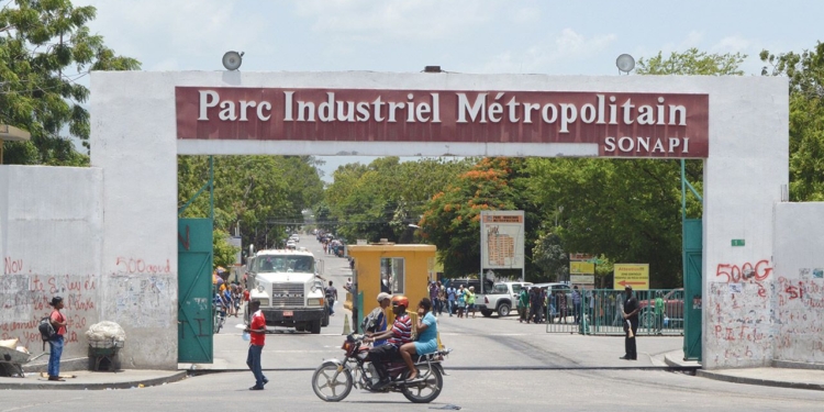 Ouvriye nan SONAPI manifeste pou mande yon pi bon salè ak akonpayman sosyal