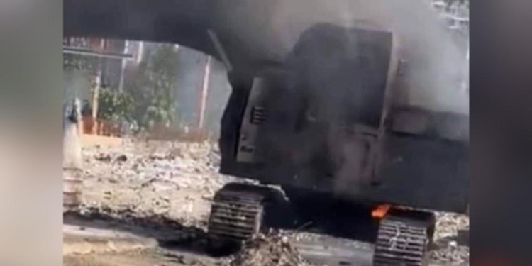 Bandi «Baz 5 Segonn» mete dife sou yon traktè Lapolis konn itilize nan operasyon