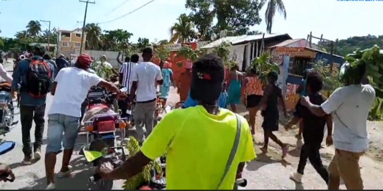 Moun Miragwàn manifeste aprè rimè k ap sikile sou transfè komisè Muscadin nan Sidès