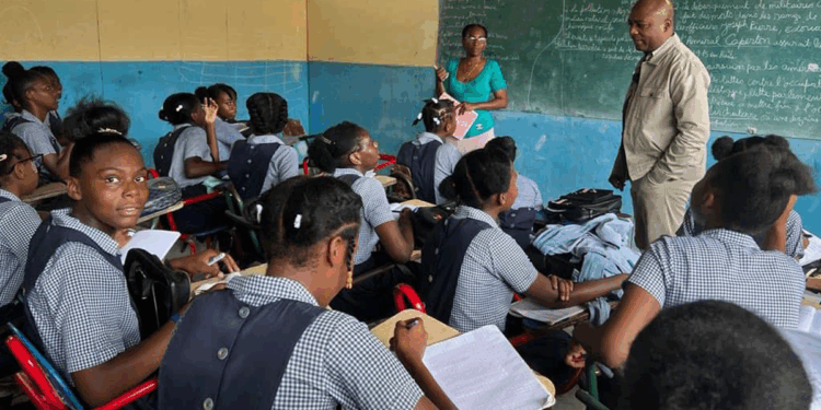 Editoryal: lekòl isit pran nan mannigèt, lekòl anwo ak anba!