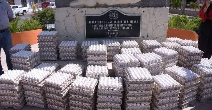 Plizyè pwodiktè dominiken depoze ze pouri nan pye moniman peyizan yo nan Moca