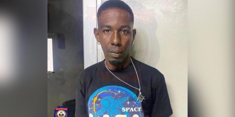 Lapolis arete yon prezime bandi ki ta pral vwayaje sou viza fiyansay